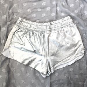 SILVER MINI SHORTS FOREVER 21 SIZE XS